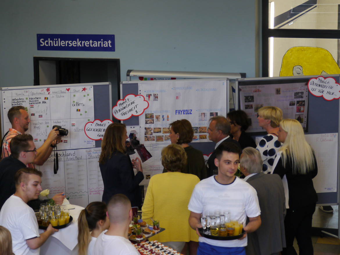 Foto: Ministerin in der Teilnehmergruppe