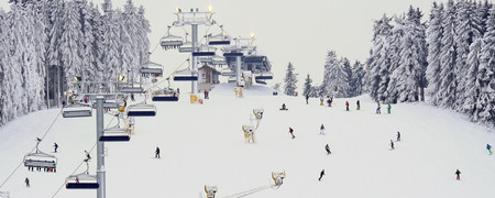 Wintersportler:innen auf schneebedeckter Skipiste mit Skilift in Winterberg   - Link auf: Hat Wintersport in NRW eine Zukunft?