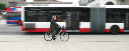 Fahrradfahrer fährt an einem Linienbus vorbei  - Link auf: Landei mobil