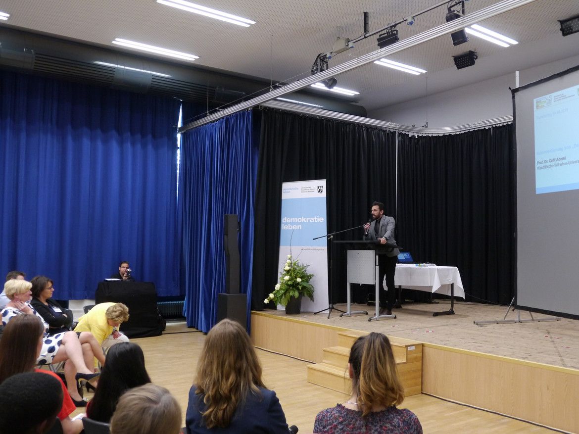Foto: Prof. Dr. Cefli Ademi auf dem Podium