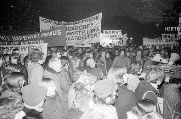 Demonstration gegen den Bau des Kernkraftwerks Brokdorf. Etwa 5.000 Menschen ziehen durch die Innenstadt, hier am Holstenplatz.