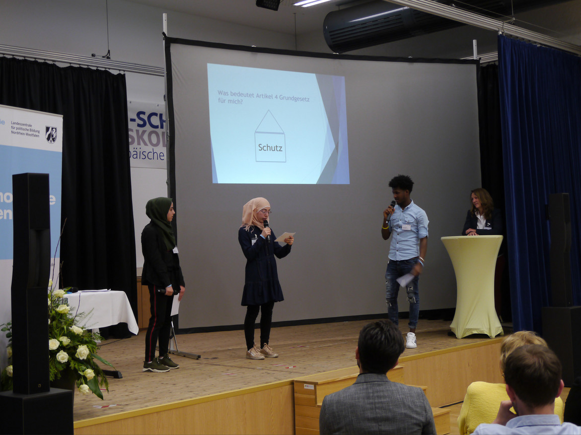 Foto:  Schüllerinnen und Schüler auf dem Podium