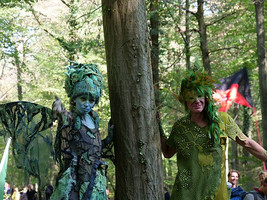 Zwei verkleidete Menschen im Hambacher Forst  - Link auf: Zwischen Protest und Rechtsstaatlichkeit