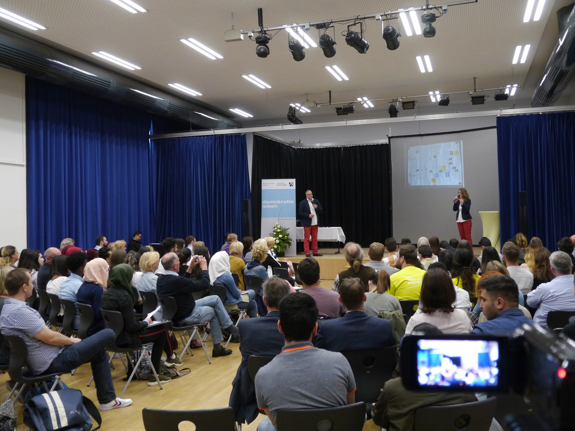 Foto: Vortrag von Stephan Schack und Sabine Sommer auf dem Podium