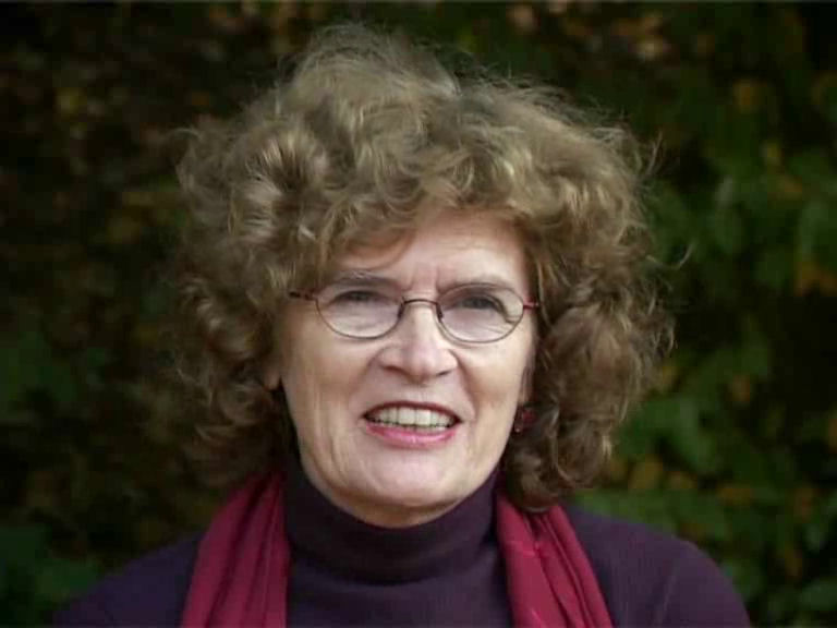 Frau mit lockigen Haaren und Brille