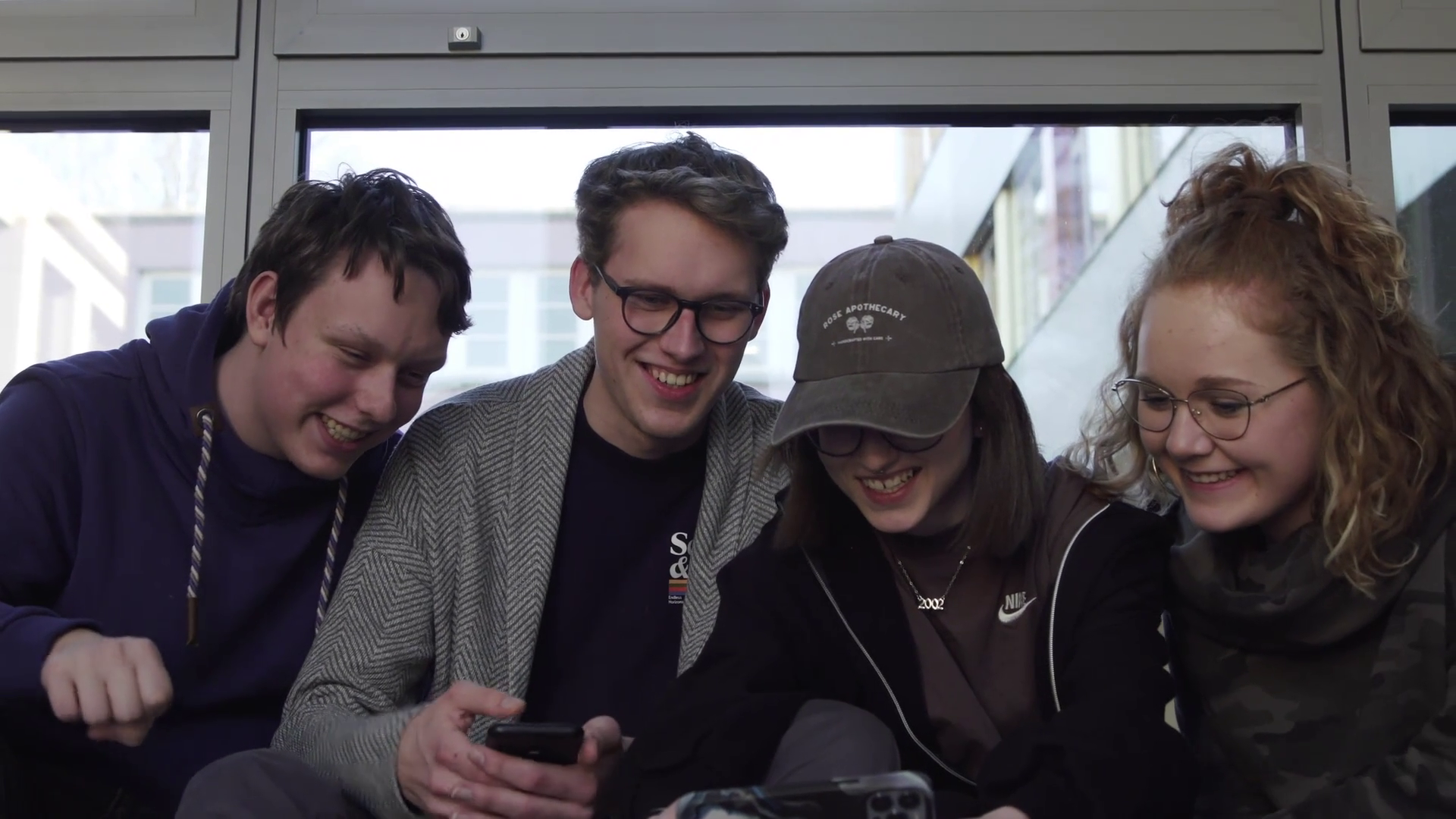 Eine Gruppe Jugendlicher macht Selfies