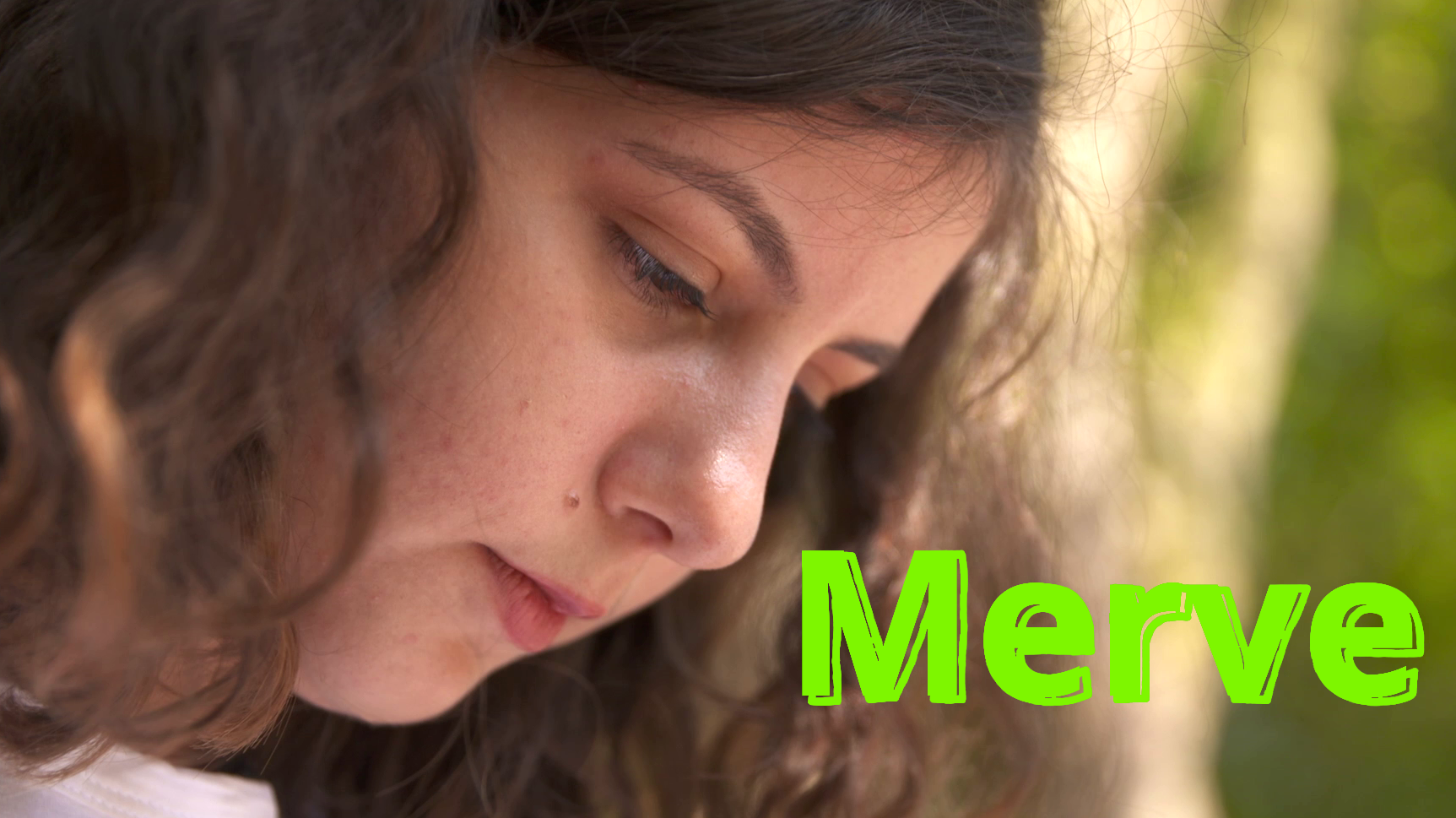 Filmausschnitt: Merve schaut nachdenklich nach unten, Nahaufnahme vom Gesicht