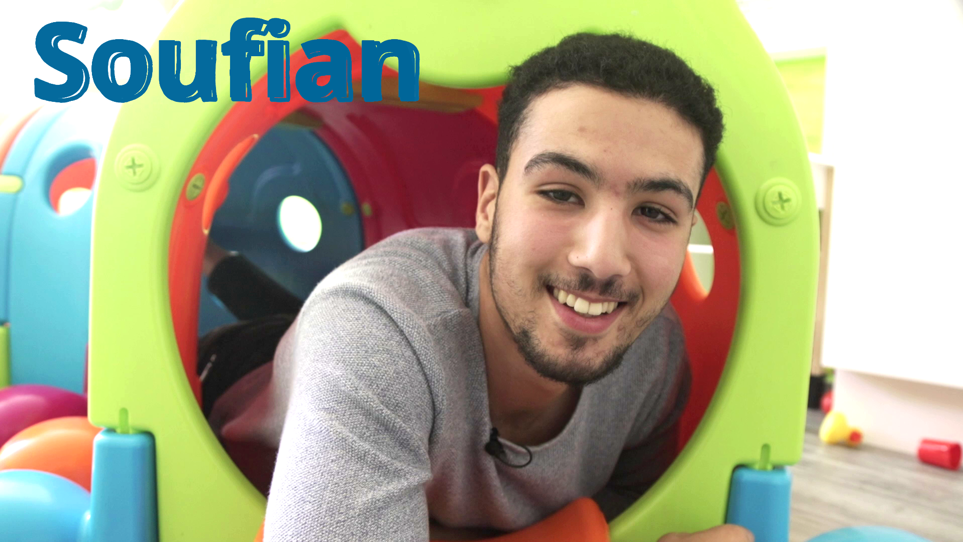 Filmausschnitt: Soufian mitten im Spielzeug in der Kita