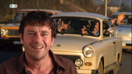 Nahaufnahme Mann, im Hintergrund ein Trabant.