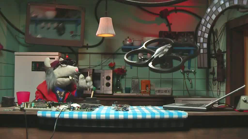 Handpuppte steuert Drohne