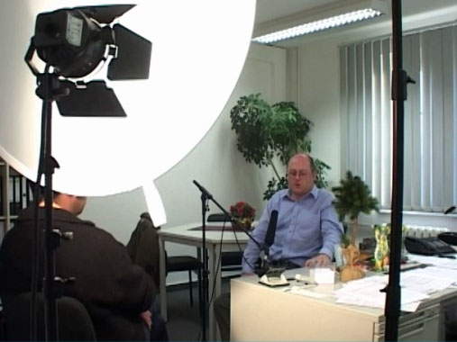 Schiersner während des Interviews am Schreibtisch