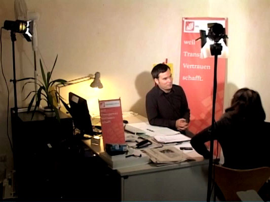 Hackmack am Schreibtisch während Interview