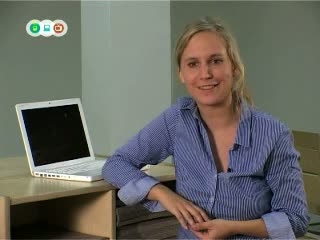 Frau Fichter am Schreibtisch sitzend.