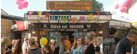 Gute Stimmung im Bochumer Ehrenfeld an der Trinkhalle "Zum Philosophen"